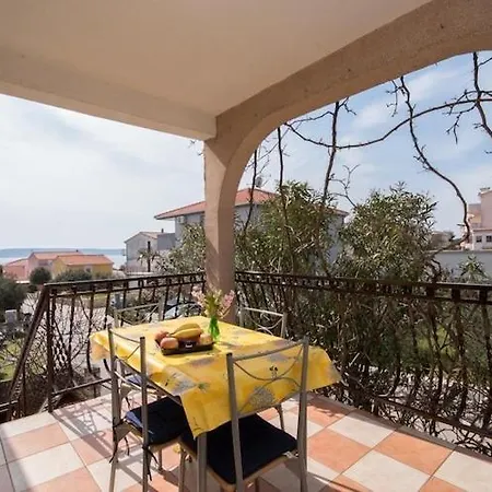 Apartment Fidelis - One Bedroom With Terrace And Garden View 2